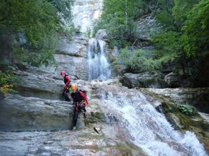 Progression dans l’eau lors d’une sortie canyoning