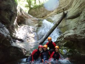 Franchissement d’une petite cascade aux Écouges Découverte lors d’une sortie découverte