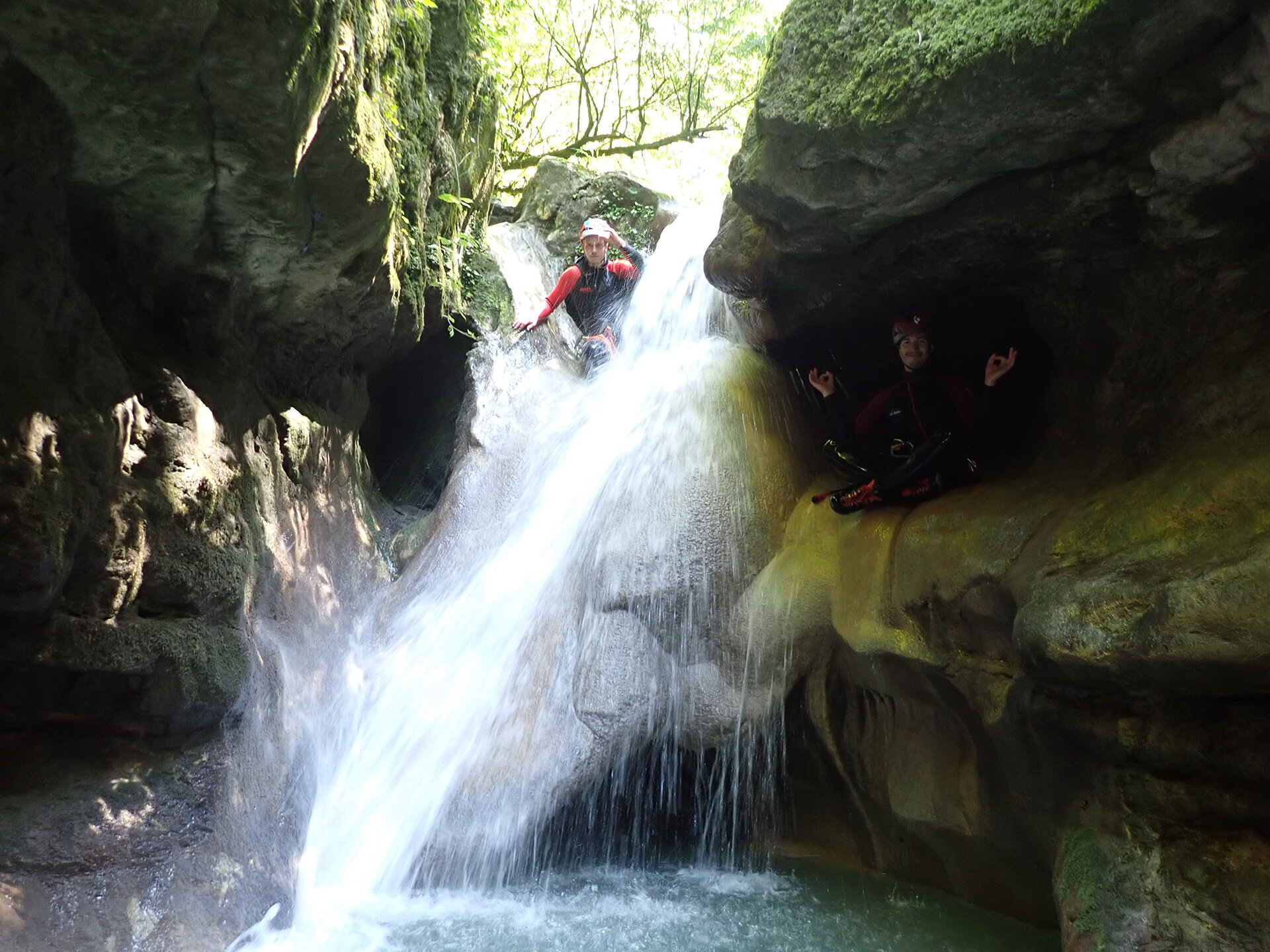 Une belle cascade à côté d'une grotte dans le Grenant.