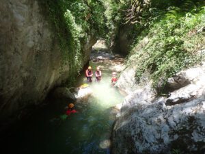 Vasque d’eau claire et parois rocheuses, ambiance canyoning accessible