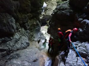 Passage de via ferrata dans le canyon de l'Infernet