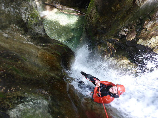 Toboggan naturel dans un canyon facile et ludique en Isère