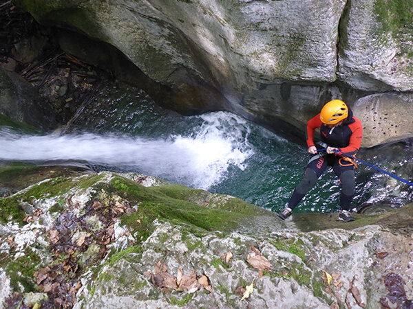 Descente en rappel dans le canyon du Furon dans le Vercors tout proche de Grenoble