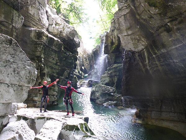 Deux canyoneurs progressent dans les gorges encaissées de Chailles, canyon près de Grenoble