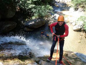 Départ en rappel dans une gorge étroite