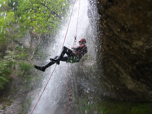 Un magnifique rappel sous une cascade dans le canyon des Ecouges, dans le Vercors à proximité de Grenoble.