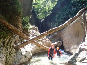 Passage encaissé avec eau claire en canyoning