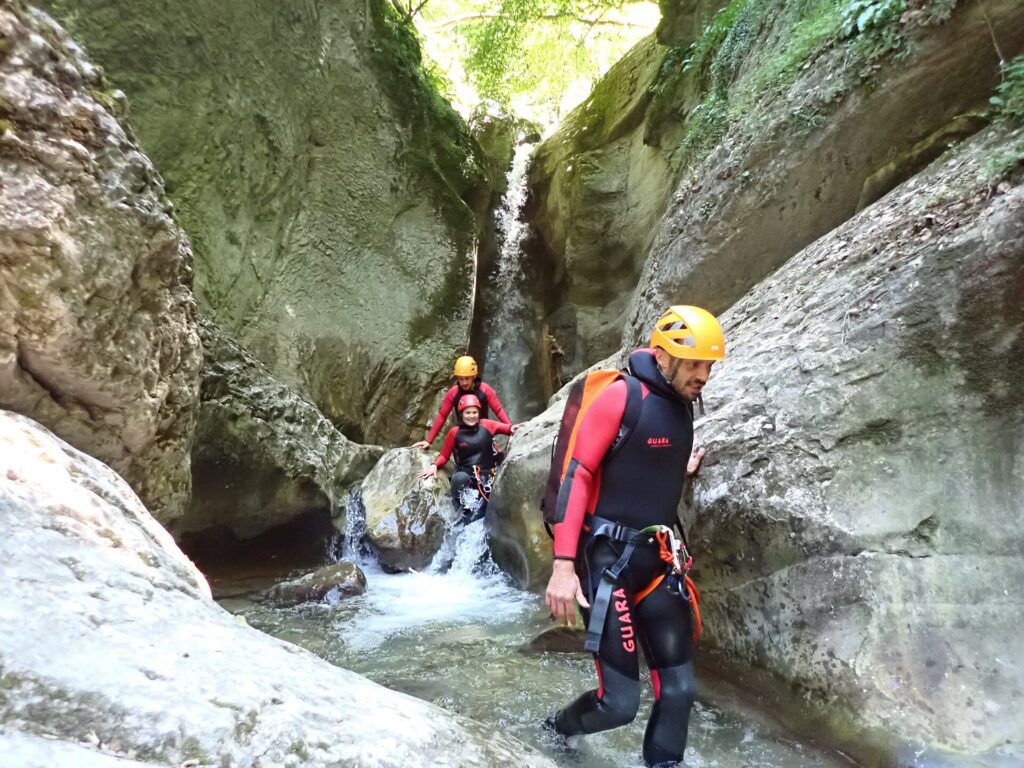 Progression dans une gorge encaissée aux Écouges Découverte, canyoning ludique dans le Vercors
