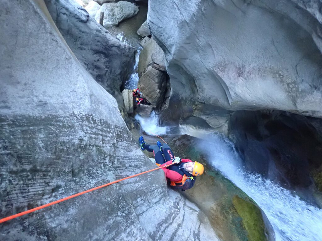 ecouges-intégral-rappel Vue sur un rappel impressionnant dans un canyon complet
