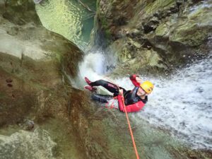 Petit rappel dans une faille étroite, initiation aux techniques de canyoning