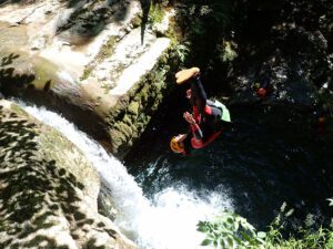 Saut optionnel dans une vasque naturelle