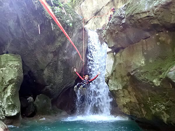 tyrolienne dans le canyon du Furon