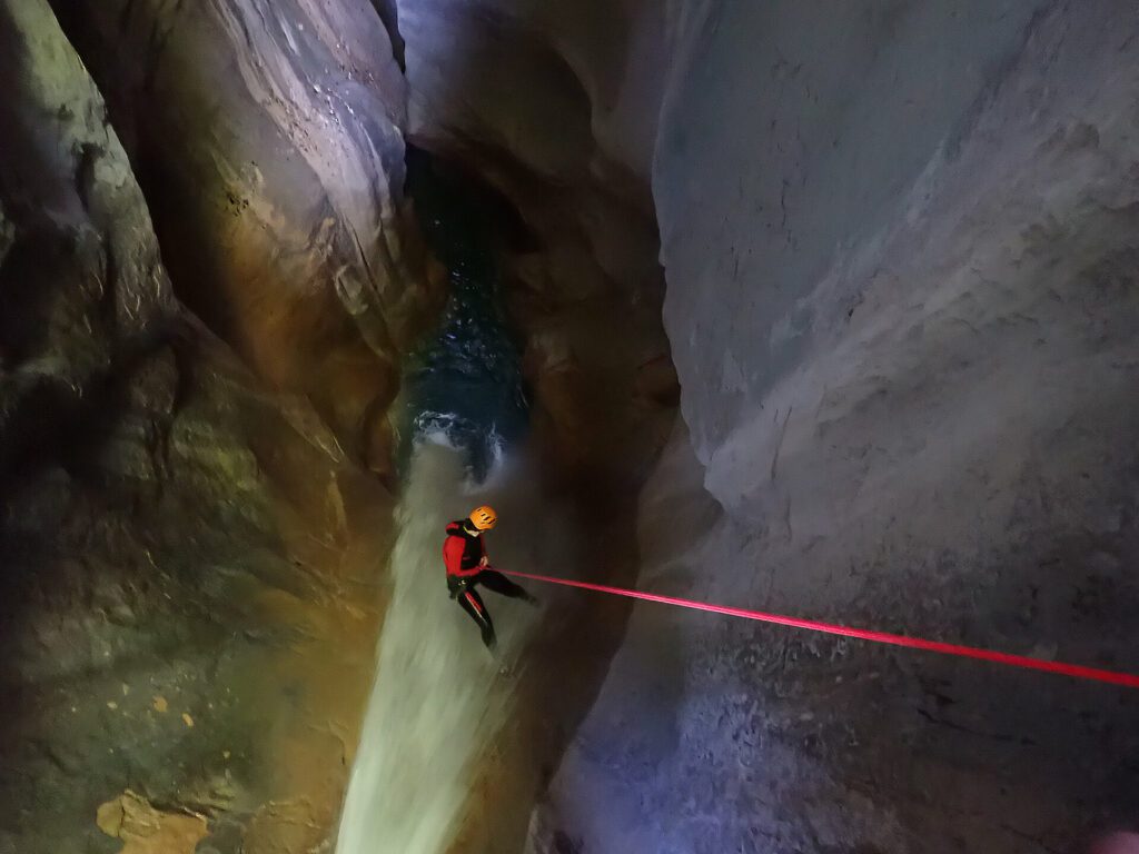 Rappel dans une cascade de 25 mètres dans le canyon de l'Infernet