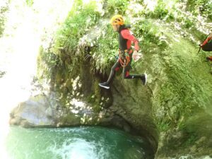 Passage aquatique calme dans une vasque verte, progression en douceur