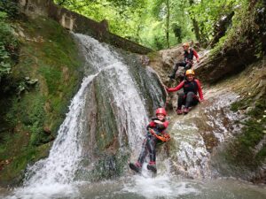 Tyrolienne dans un passage étroit du canyon du Versoud