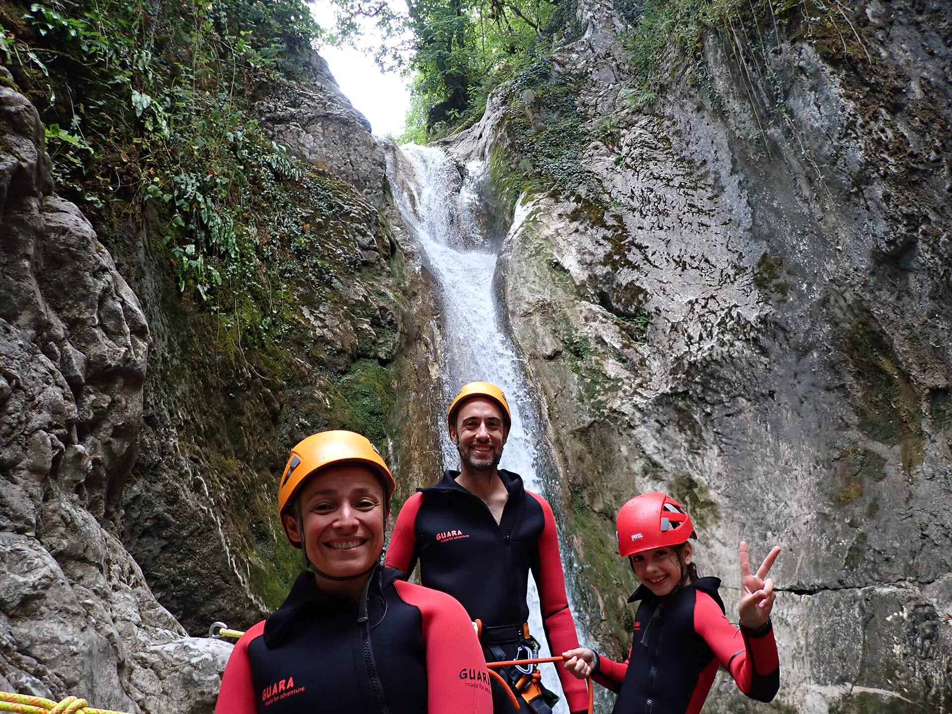 trois canyoneurs avancent dans une vasque dans le canyon du Versoud