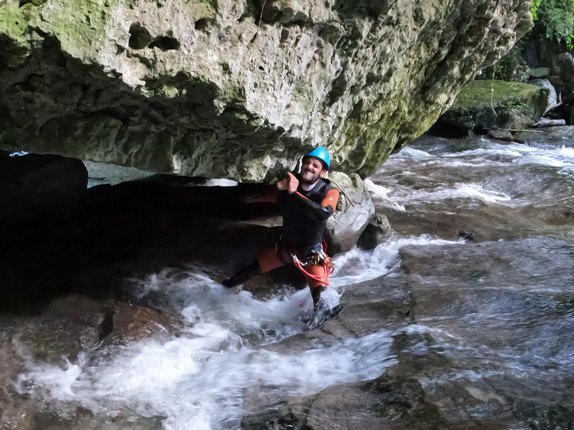 Canyoneur rampant sous un bloc rocheux dans le canyon du Furon Bas