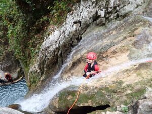 Rappel encordé dans une cascade du canyon du Versoud