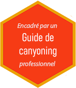 badge marqué "encadré par un guide de canyoning professionnel "
