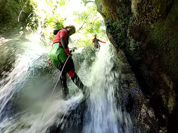 Descente en rappel dans le canyon du Grenant, Chartreuse, près de Grenoble, pour une expérience inoubliable de canyoning.