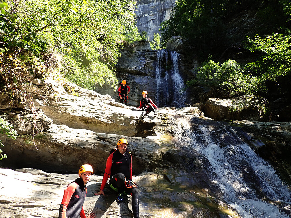 Vue sur deux cascades dans un canyon du Vercors.