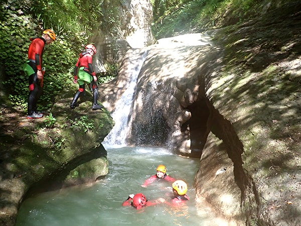 canyoning Aiguebelette Canyoning facile dans le canyon du Grenant en Chartreuse, idéal pour débuter avec des toboggans naturels