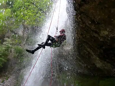 Un magnifique rappel sous une cascade dans le canyon des Ecouges, dans le Vercors à proximité de Grenoble.