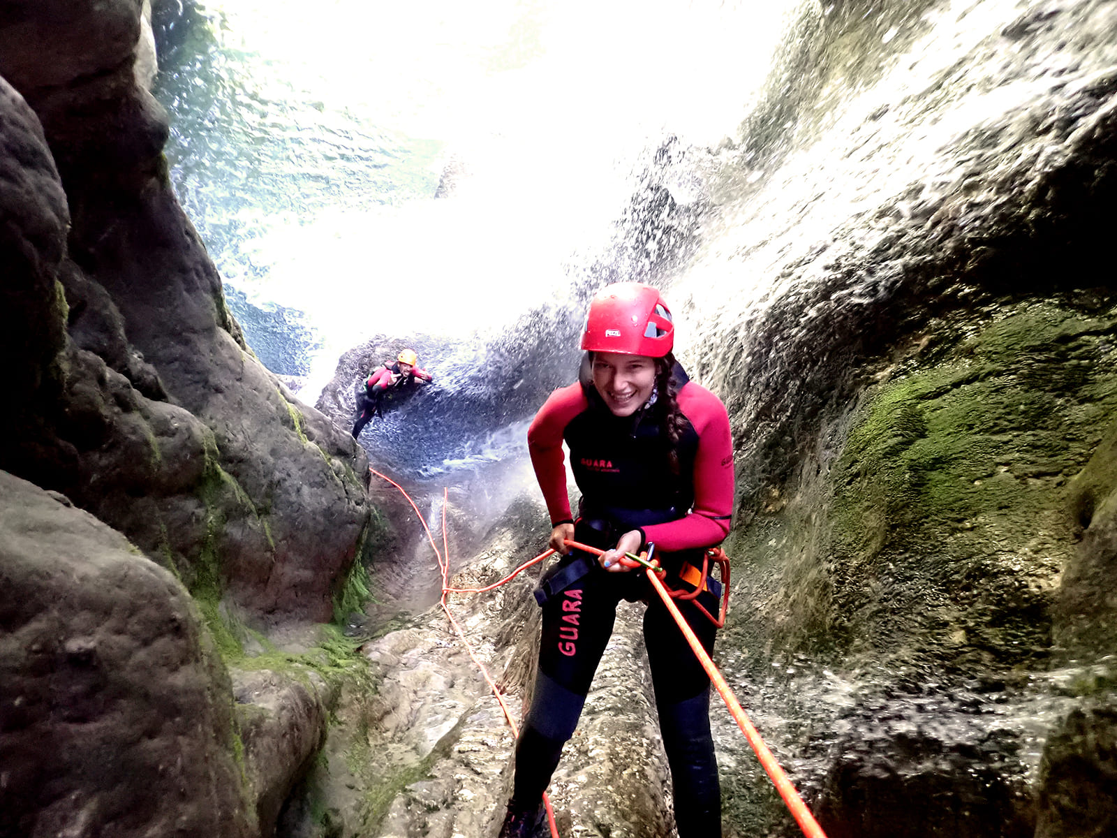 Descente en rappel sous la cascade du Voile de la Mariée dans le Furon Bas