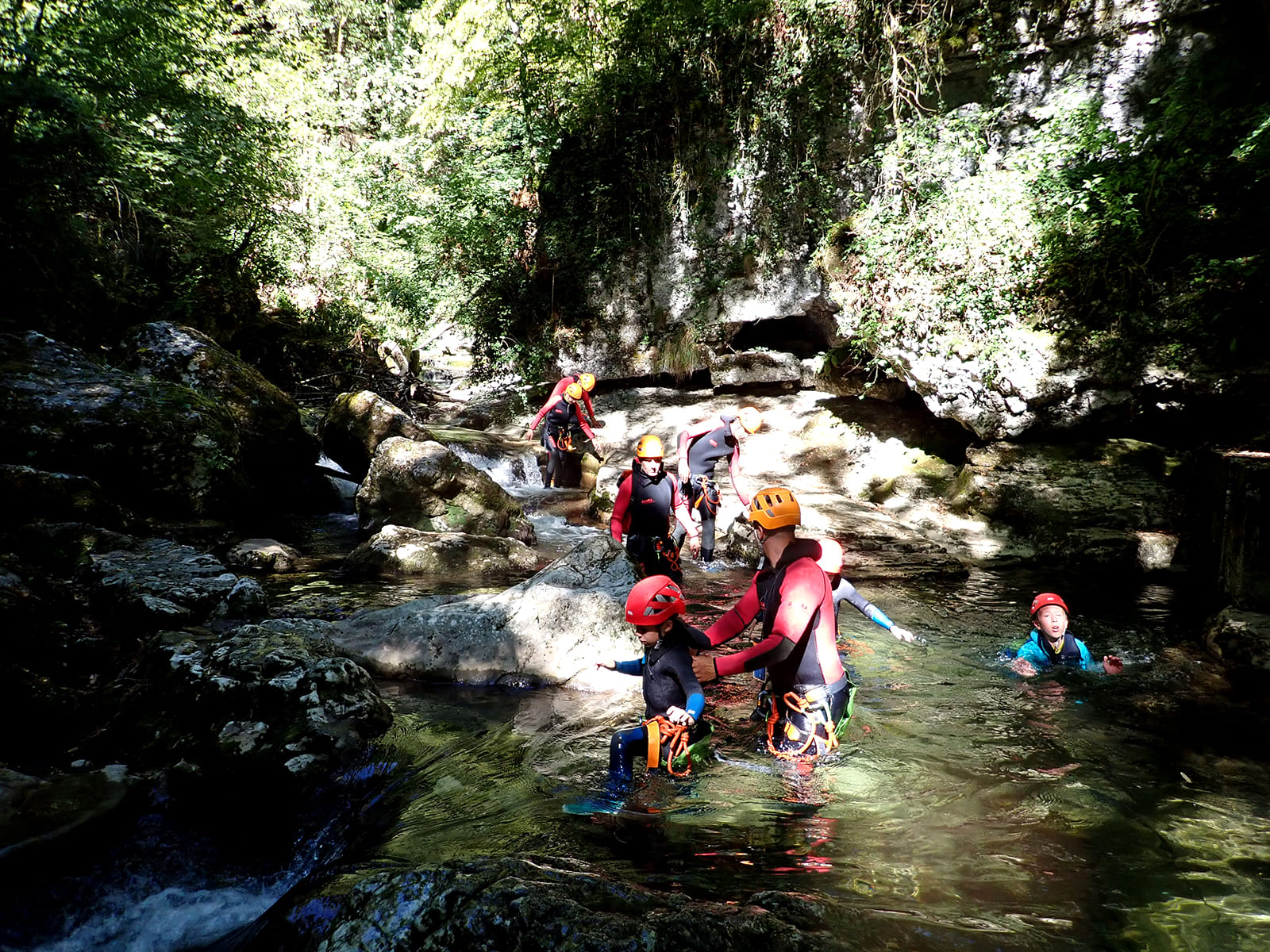 Marche aquatique dans une vasque claire au fond du canyon du Furon Bas