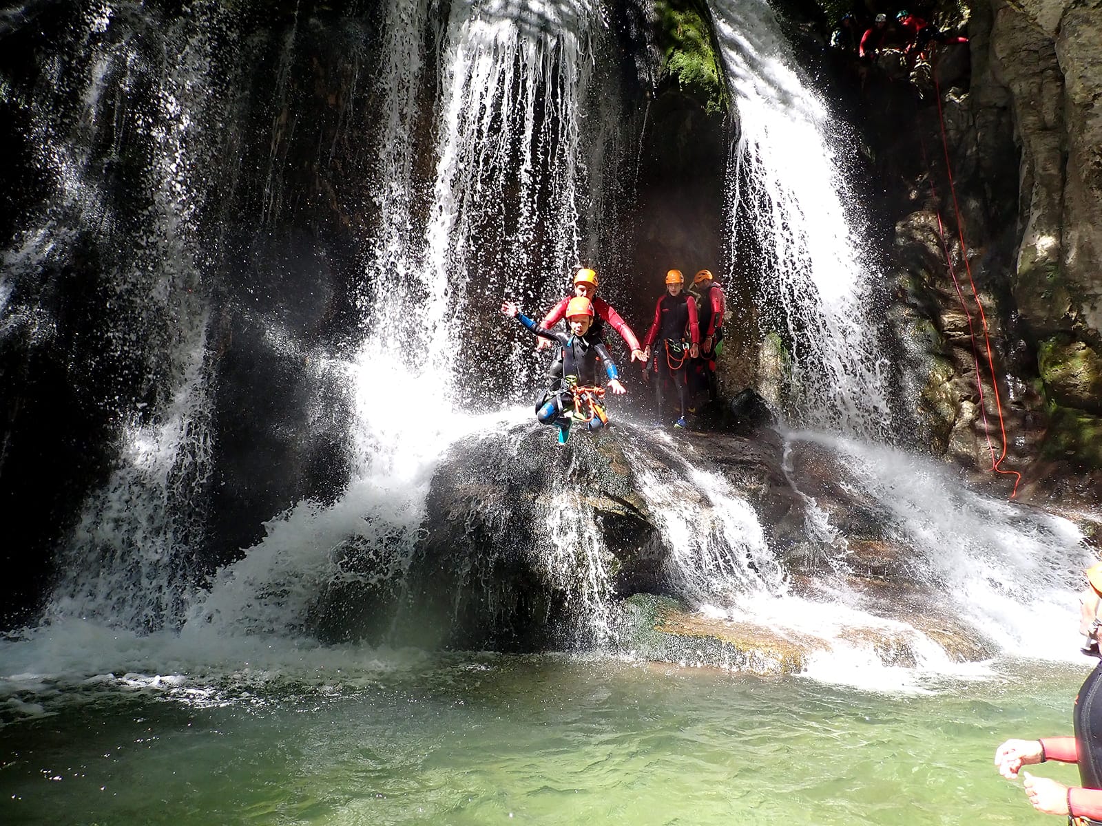 aut dans une cascade éclairée par le soleil dans le canyon du Furon Bas
