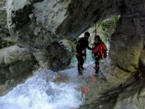 Groupe découvrant le canyoning dans les Cuves de Sassenage encadré par un guide