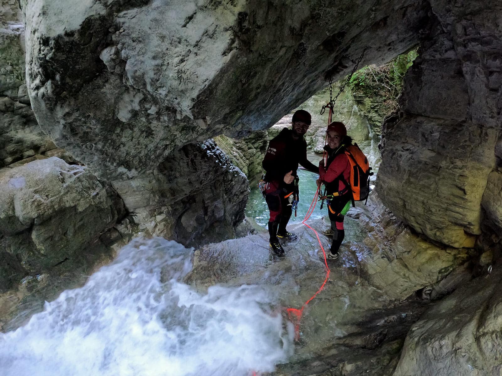 Deux canyoneurs sous une arche naturelle dans le canyon du Furon Bas