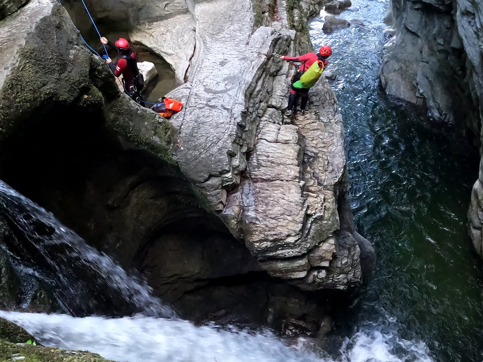 Vue plongeante sur la fin du Furon Bas avec le dernier saut possible