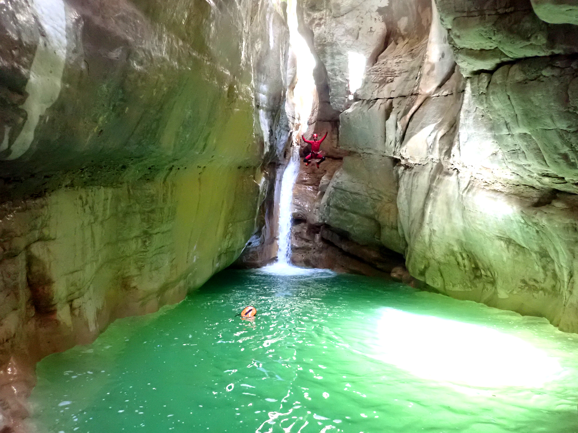 Dernier Saut dans le canyon du pont du diable avec un piscine naturelle bleu emeraude