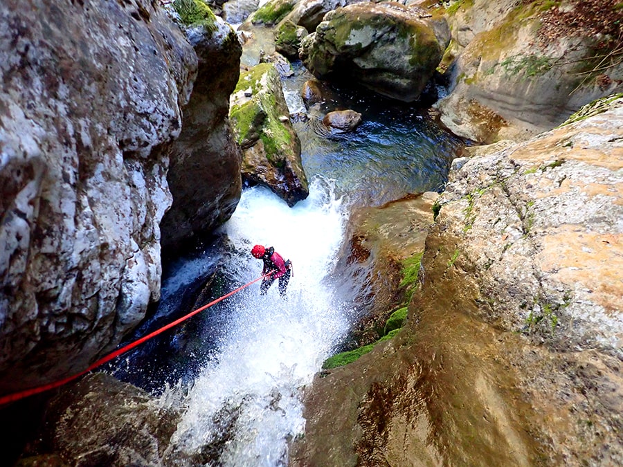 Un très beau rappel dans le canyon de Montmin proche du lac d'annecy
