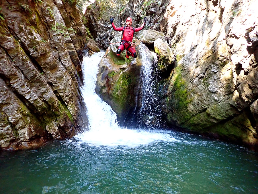 Un canyonneur saute dans le canyon de Montmin près d'annecy