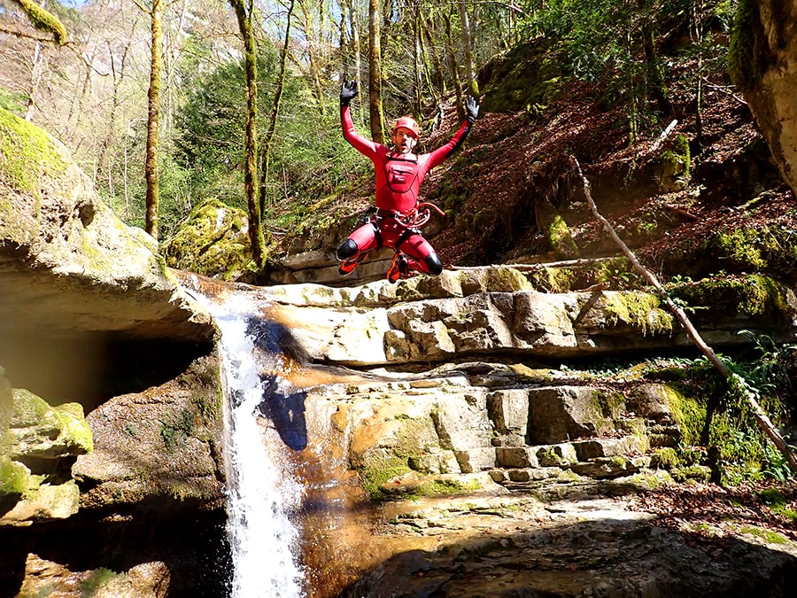 Canyoning à Annecy : descente en rappel dans la cascade d'Angon, un spot mythique des Alpes.