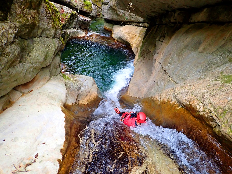Canyoning dans le canyon de Ternèze près d'Annecy