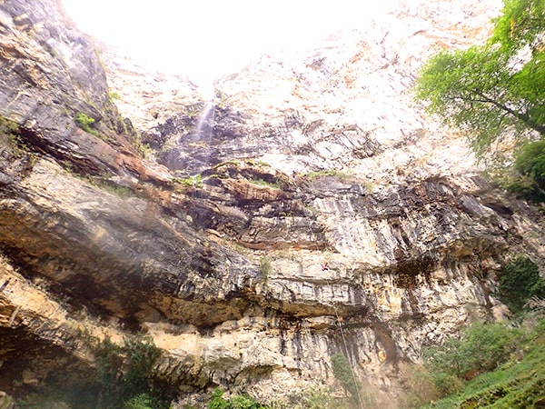 Descente verticale dans le canyon du Ruzand, parcours engagé aux cascades impressionnantes dans le Vercors