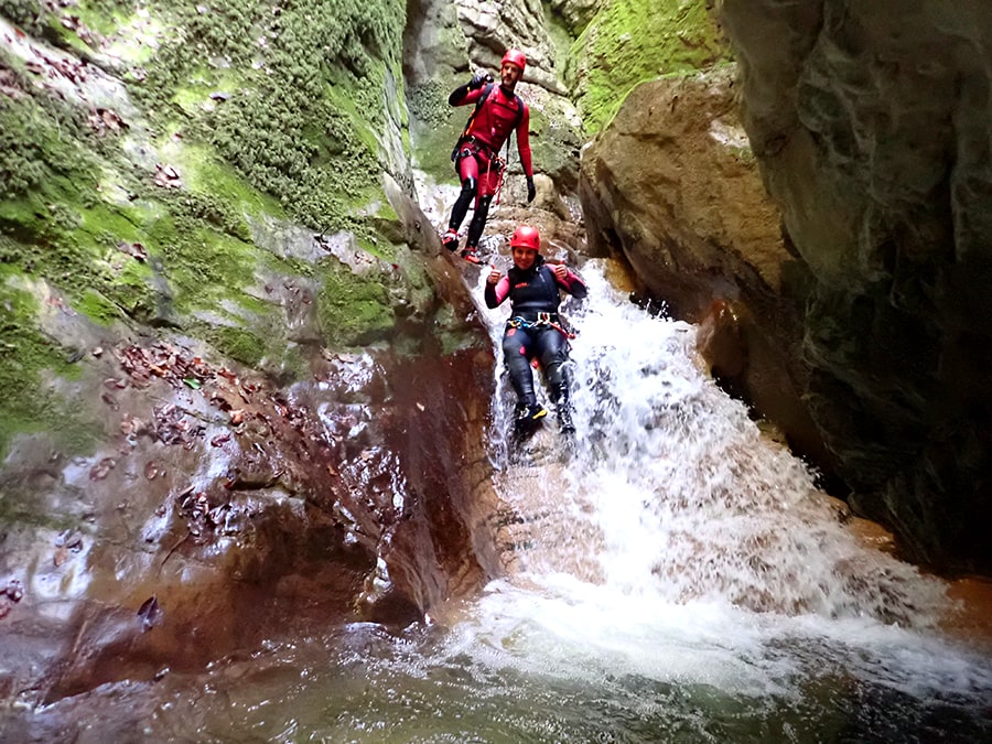 Canyoning à Annecy : glissade en toboggan naturel dans le canyon d'Angon.