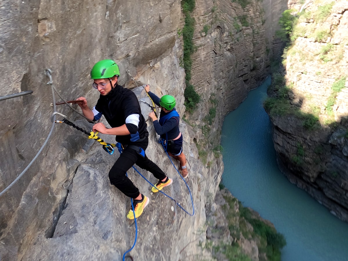 via-ferrata-barrage-sautet-grenoble Pratiquants sur la via ferrata du barrage du Sautet près de Grenoble, passage au-dessus de l’eau