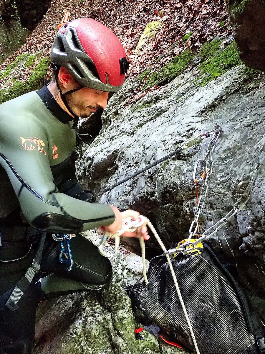 Creer un relais Equipement d'un relais pendant un stage autonomie en Canyoning à Grenoble