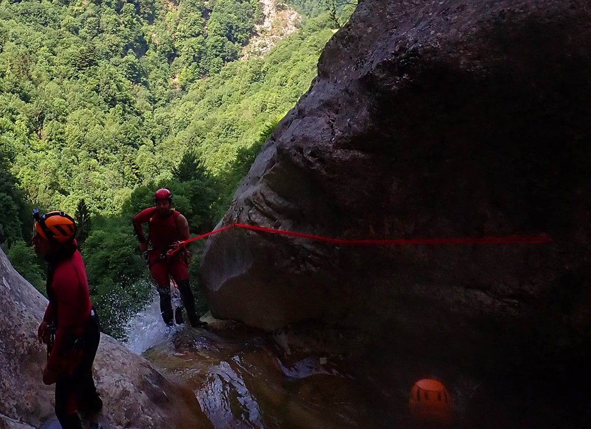 main courante Mise en place d'une main courante multi-point lors de la formation de canyoning