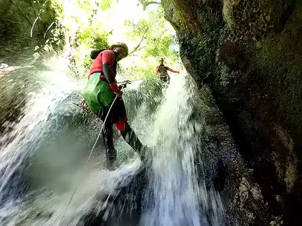 Descente en rappel dans une cascade lors d'une sortie canyoning à Grenoble avec Canyon Life
