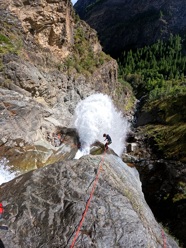 Rappel technique dans le canyon de Chichin, à proximité d’un jet d’eau et d’une vasque en contrebas