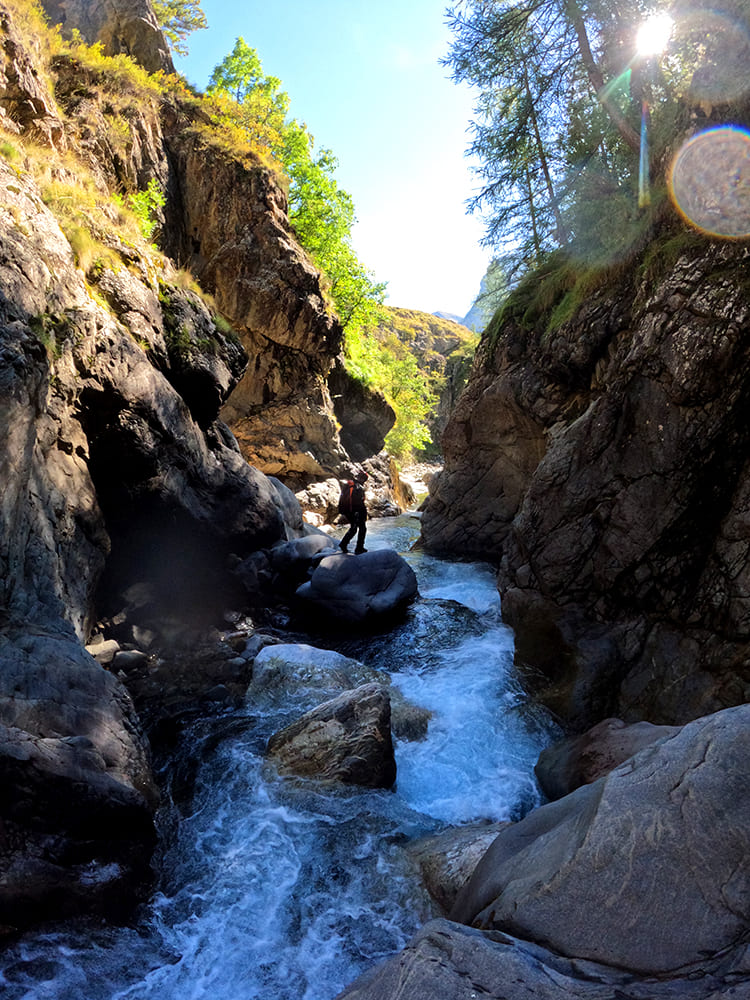 Passage encaissé dans le canyon de Chichin : gorge étroite, eau vive et rochers sculptés