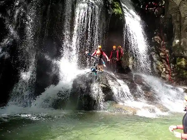 canyon-du-furon-bas Saut dans une vasque du canyon du Furon bas, idéal pour s’initier au canyoning dans le Vercors