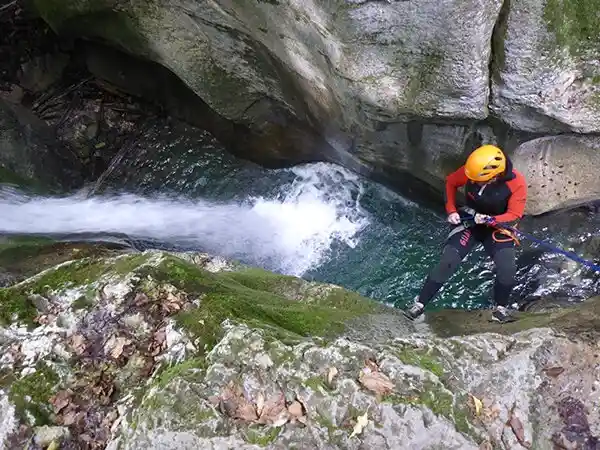 Participant en rappel dans le canyon du Furon haut à Grenoble, ambiance fraîche et encaissée