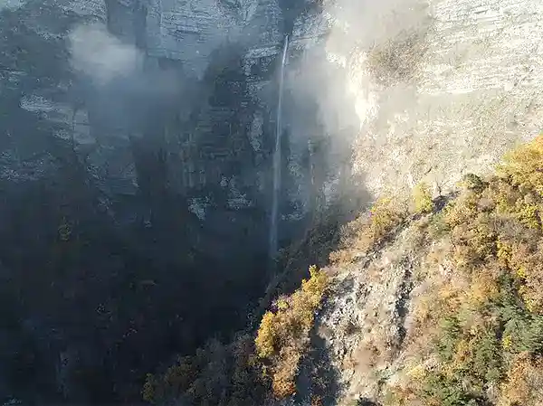 Canyon encaissé avec grande cascade et parois sombres sur l’intégrale Gorgette et Craponoz