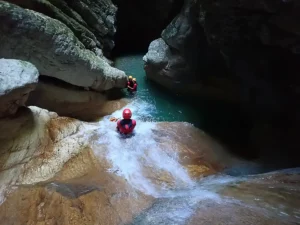 Toboggan naturel dans le canyon de l'Infernet en Chartreuse